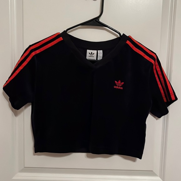 Adidas Womens Originals V Day Cropped T Shirt Velvet Red Black 3 Stripes Sz L - Picture 1 of 4